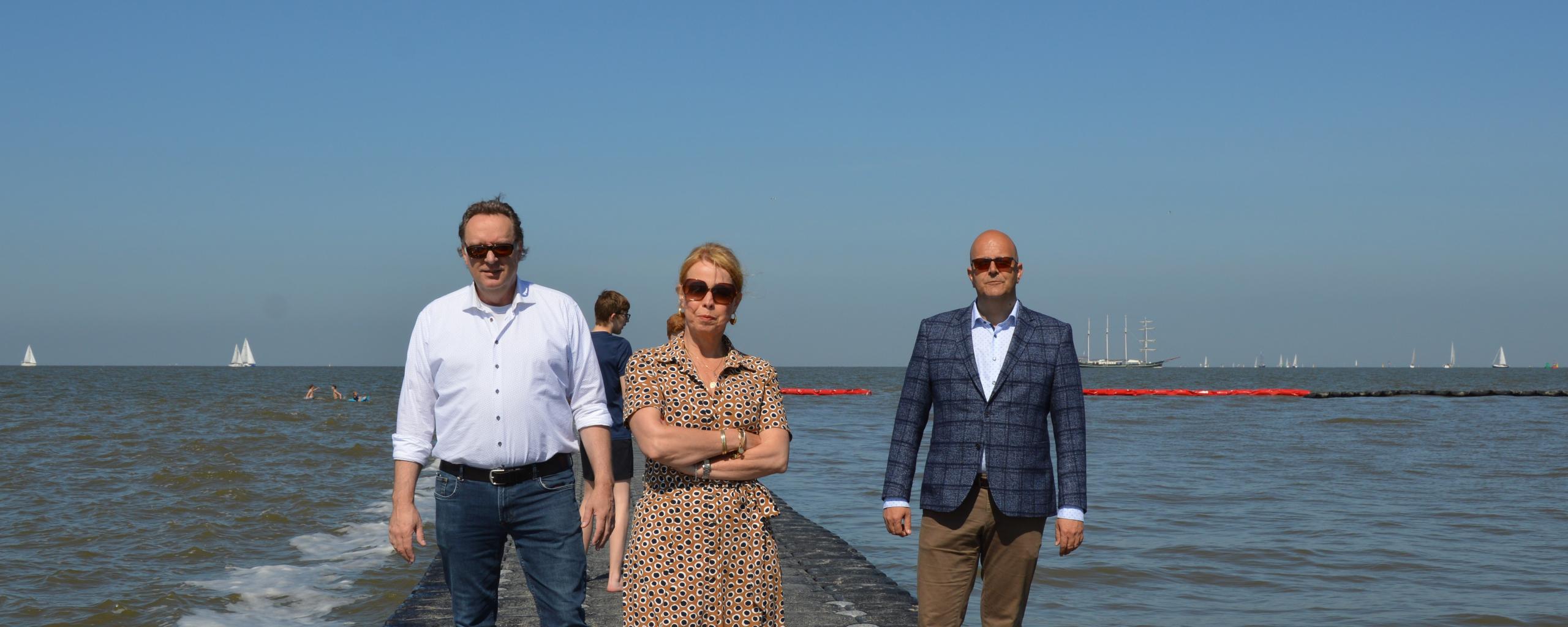 Gedeputeerde Avine Fokkens van provincie Fryslân en wethouders Erik de Groot en Paul Schoute van gemeente Harlingen op de drijvende pier in de Waddenzee. ©Ubbo Posthuma