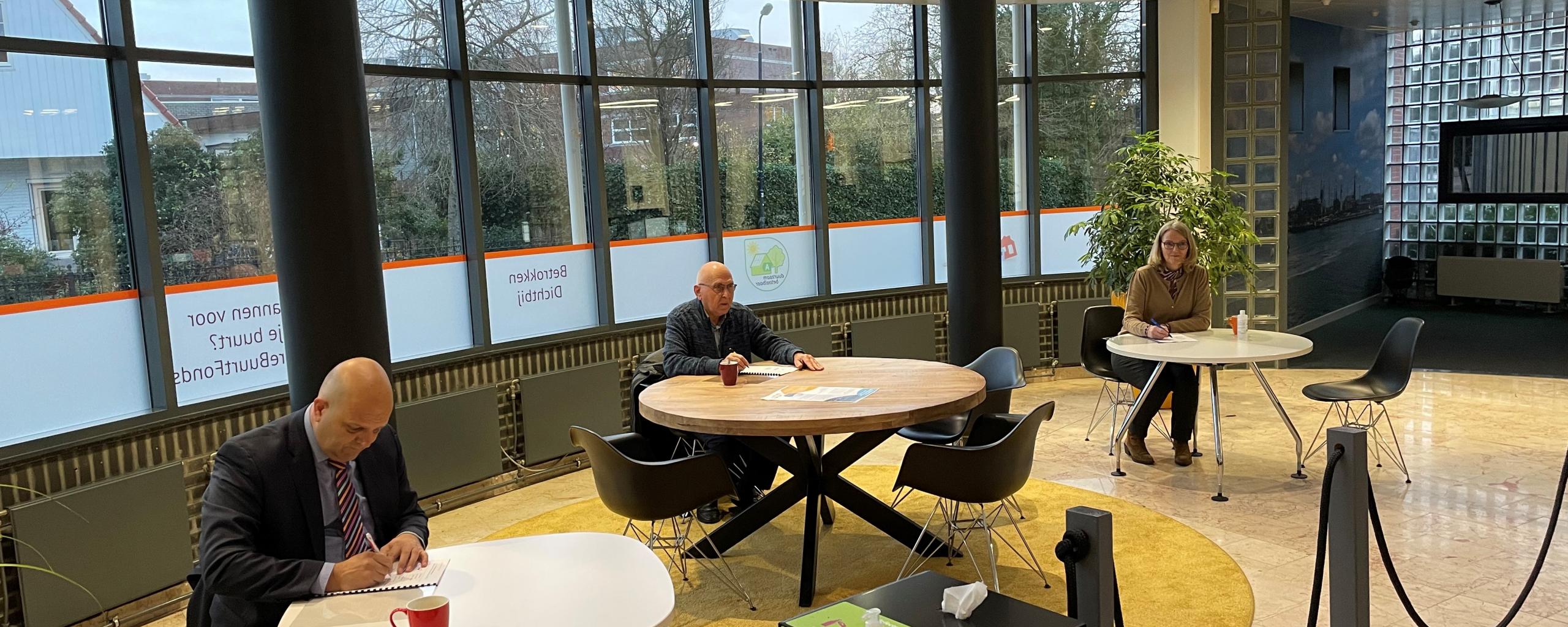 v.l.n.r. Erik de Groot, Laurens Posthumus en Petra van der Wier ondertekenen de Prestatieafspraken van 2022