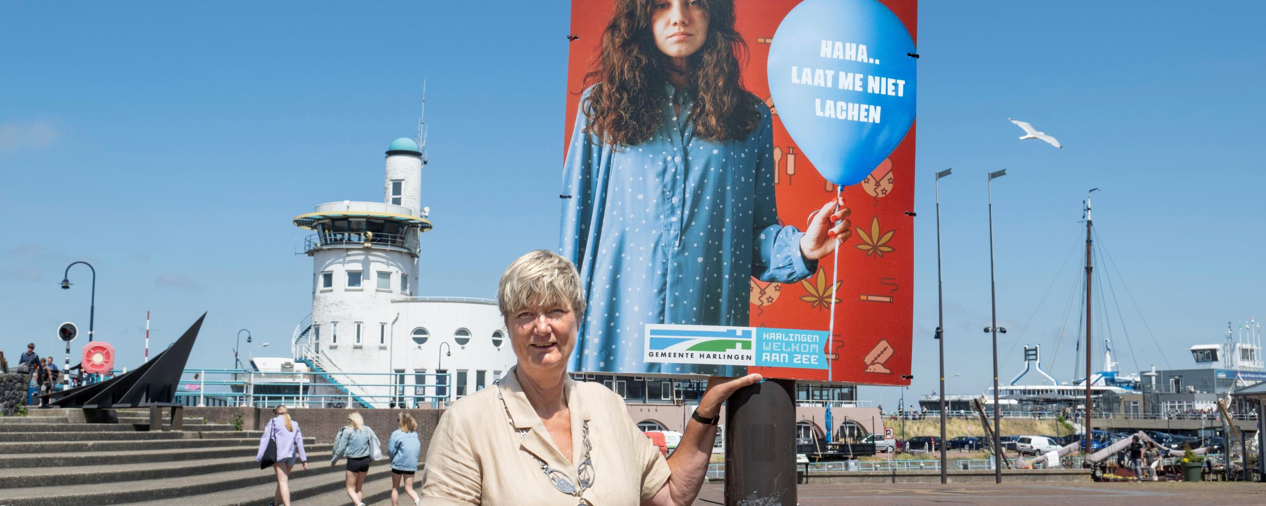 Burgemeester Ina Sjerps bij een bord van de campagne