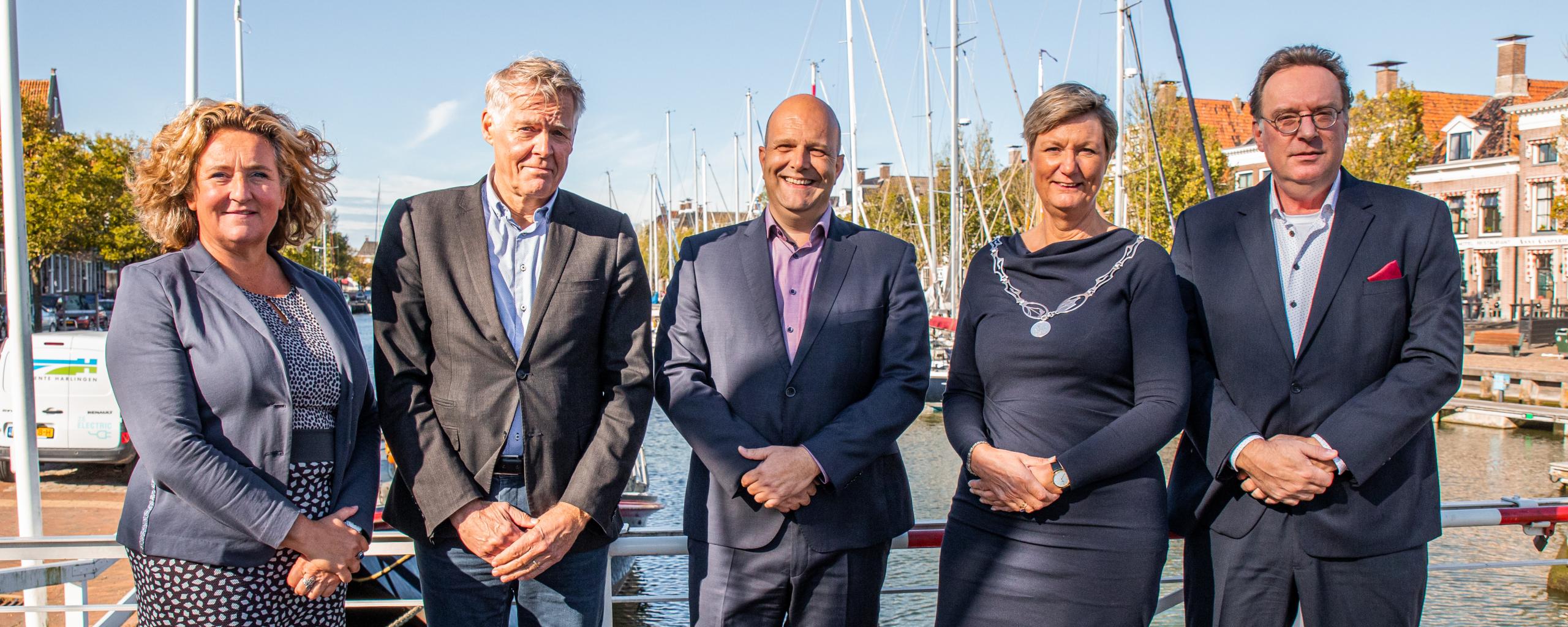 Het college van gemeente Harlingen, van links naar rechts: gemeente secretaris Stella van Gent, Wethouder Harry Boon, Wethouder Erik de groot, burgemeester Ina Sjerps en Wethouder Paul Schoute.