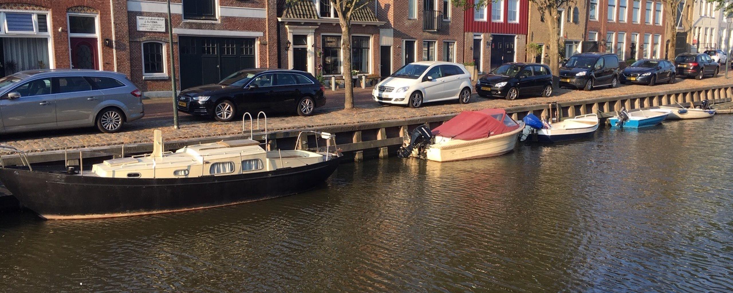 Een zeiljacht voor een drenkelingentrapje