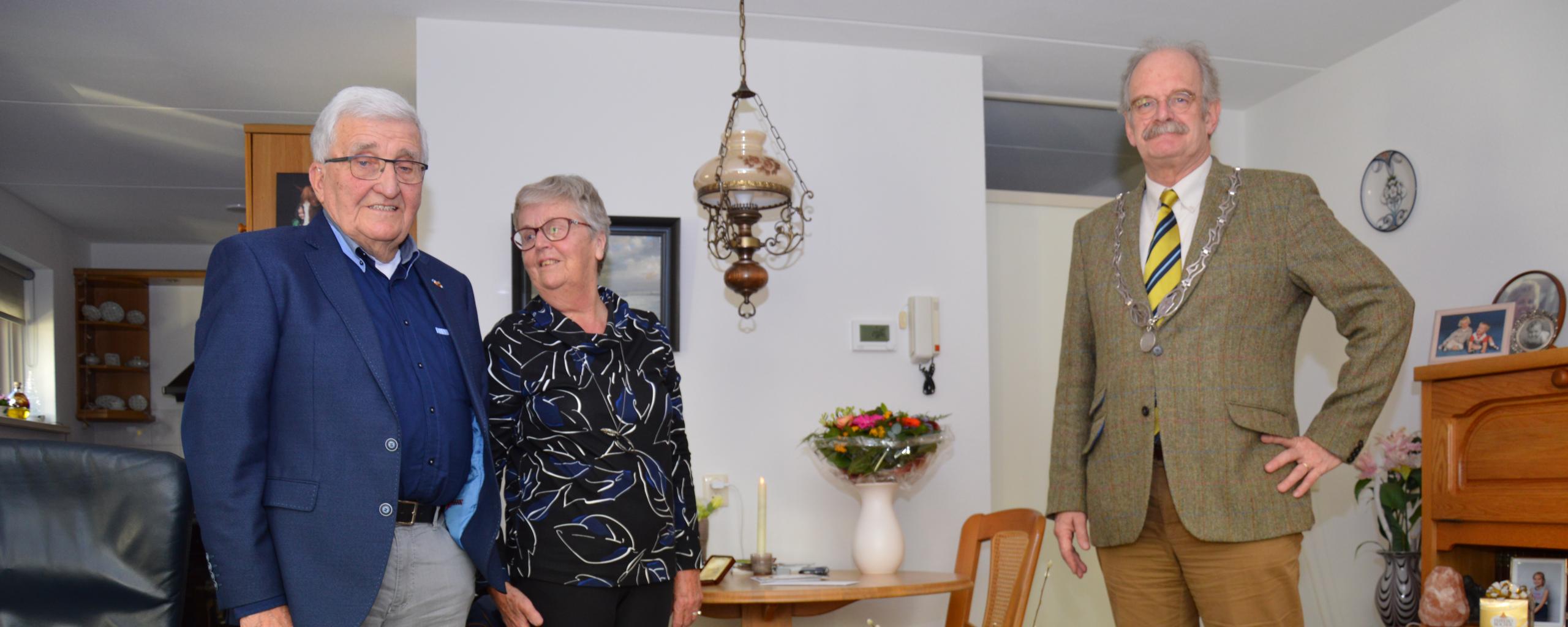 Burgemeester Sluiter feliciteert de familie Bijlstra-Groenefeld
