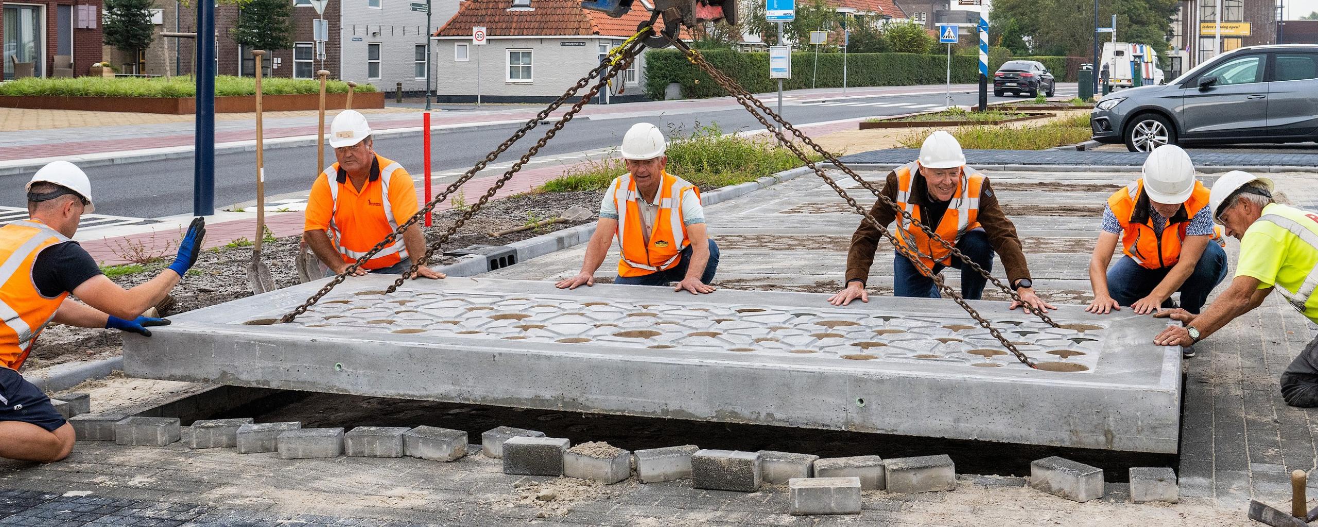 Wethouder Boon plaatst samen met Aannemersbedrijf A. Faber de laatste parkeerplaat
