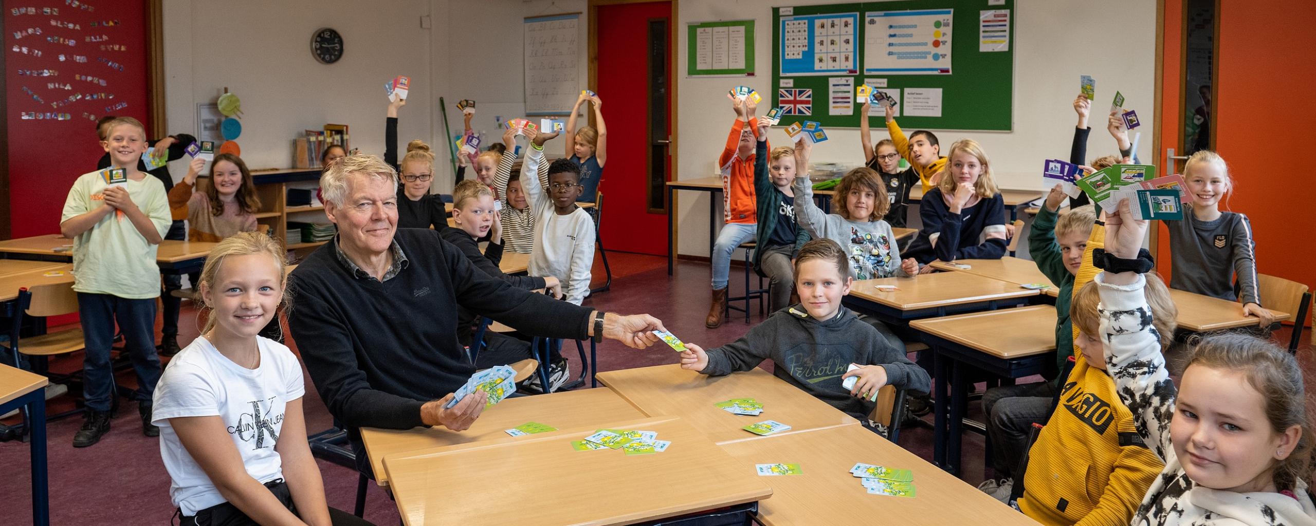 Wethouder Boon speelt kwartet met de kinderen van groep 6 op Het Noorderlicht.