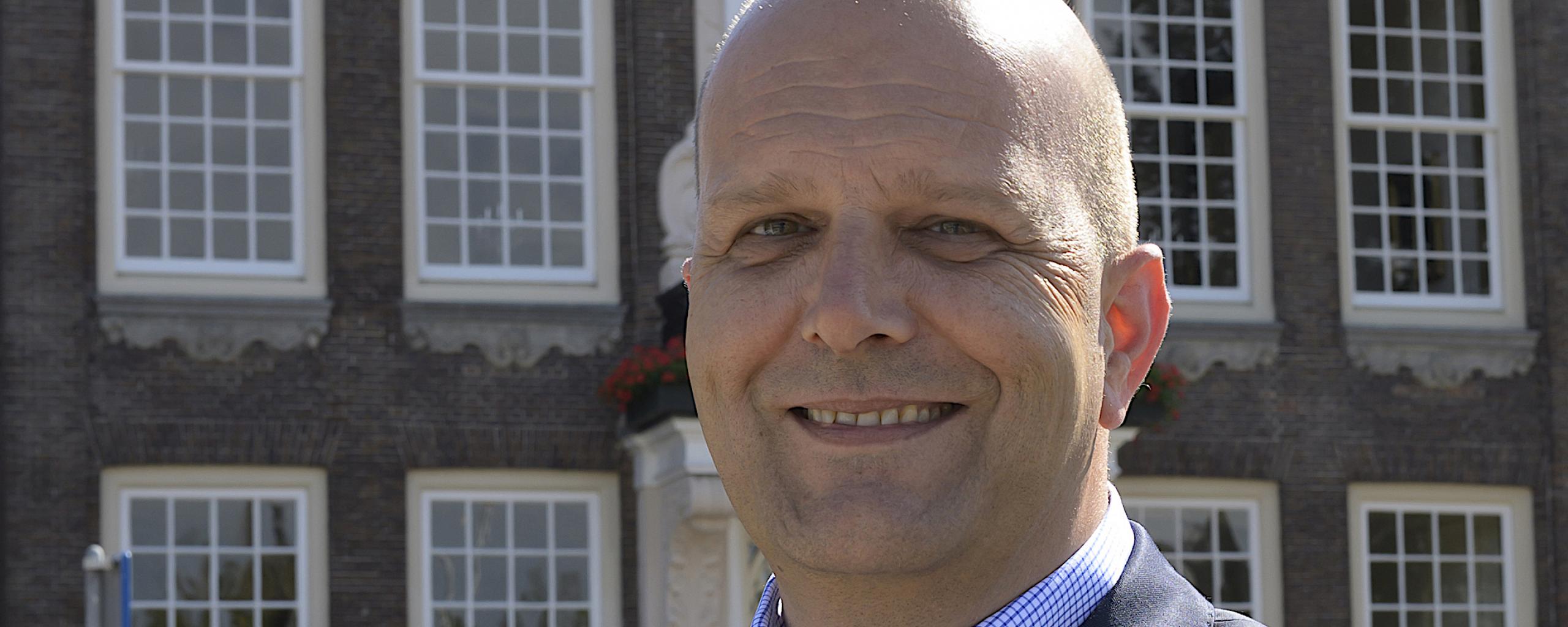 Erik de Groot, net geïnstalleerde wethouder, voor stadhuis Harlingen