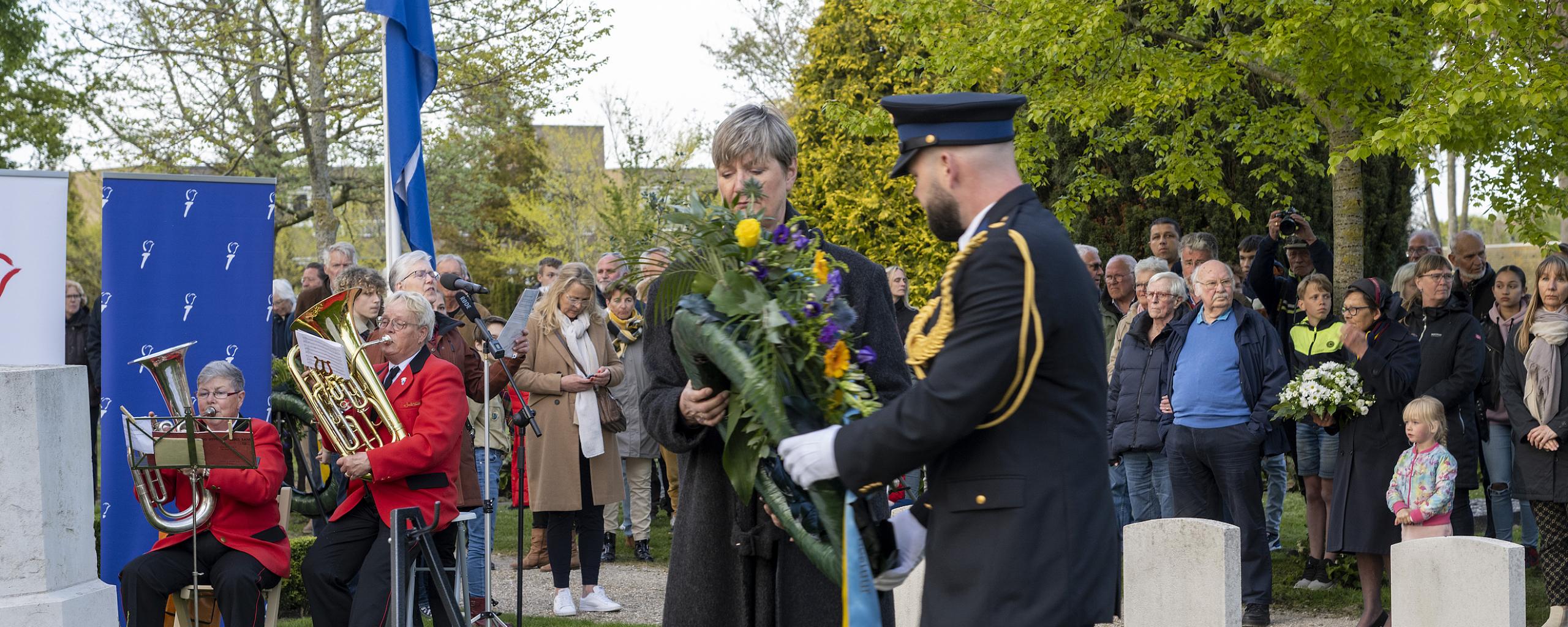 Afbeelding van de Dodenherdenking Harlingen 2022, kranslegging door burgemeester Ina Sjerps en dhr. S. de Vries, wijkagent