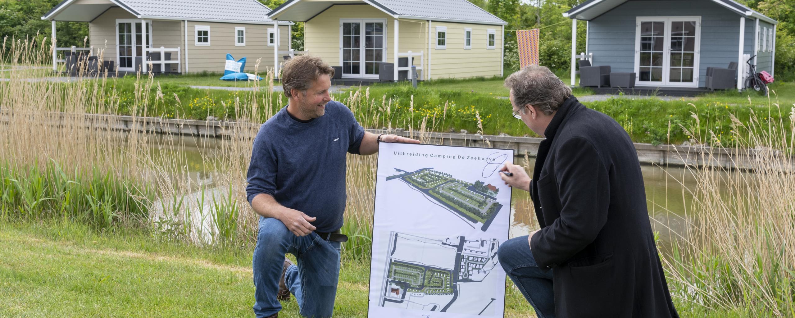 De heer Kleefstra en wethouder Schoute met de nieuwe plannen Westerzeedijk