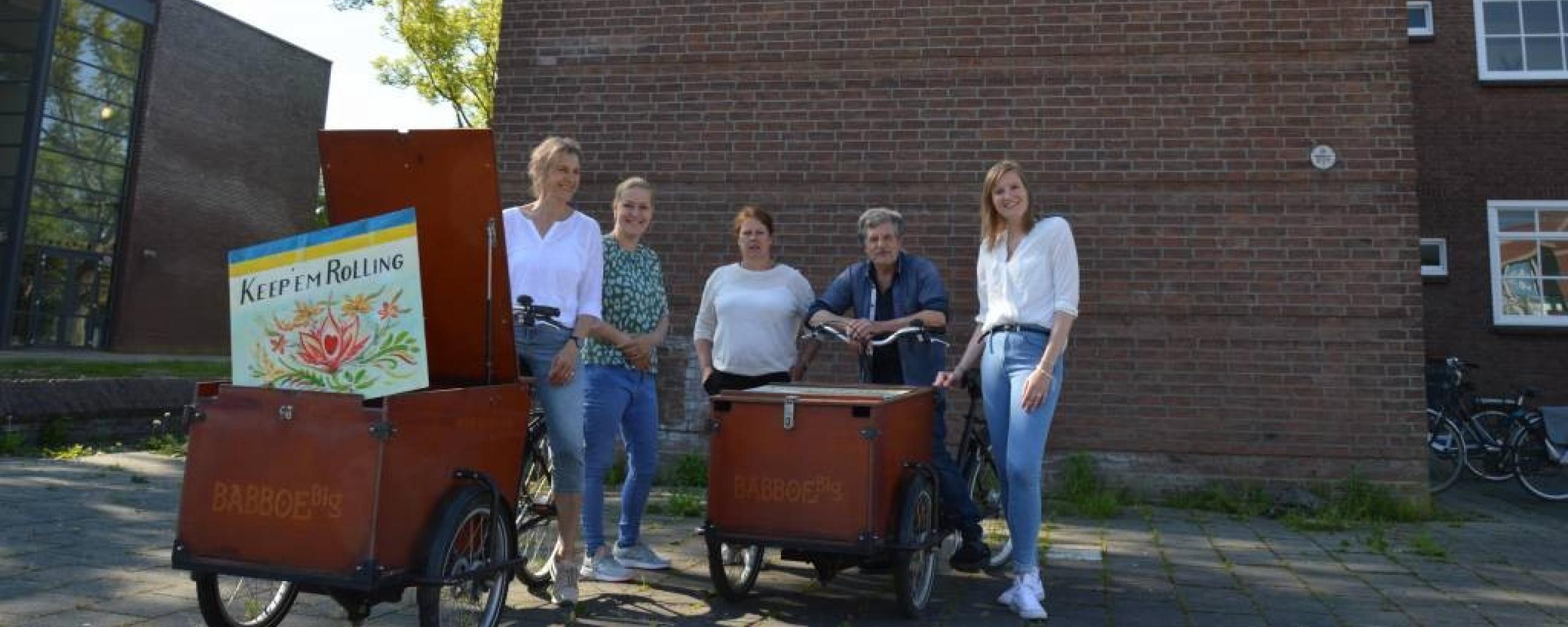 Het Keep ‘em Rolling bakfiets team, met 5 mensen en 2 bakfietsen