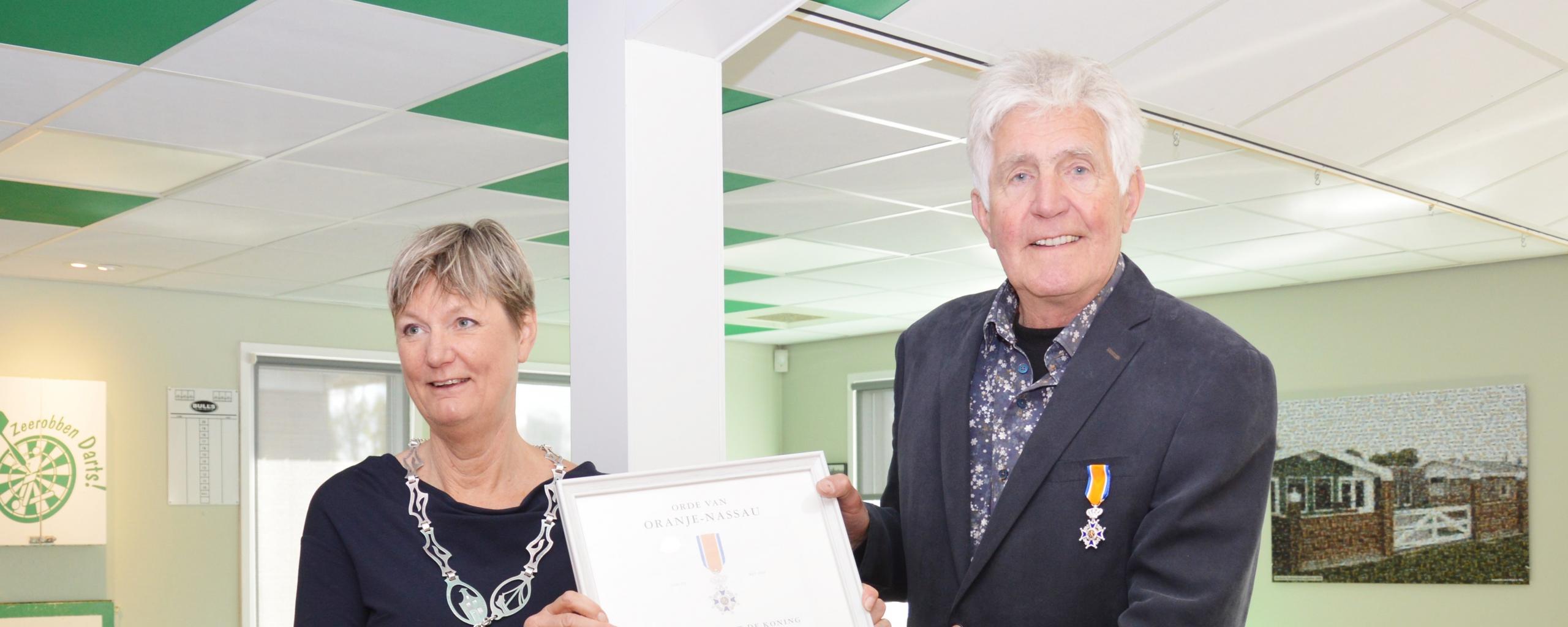 Uitreiking Koninklijke onderscheiding met links burgemeester Ina Sjerps en links meneer ten Napel.