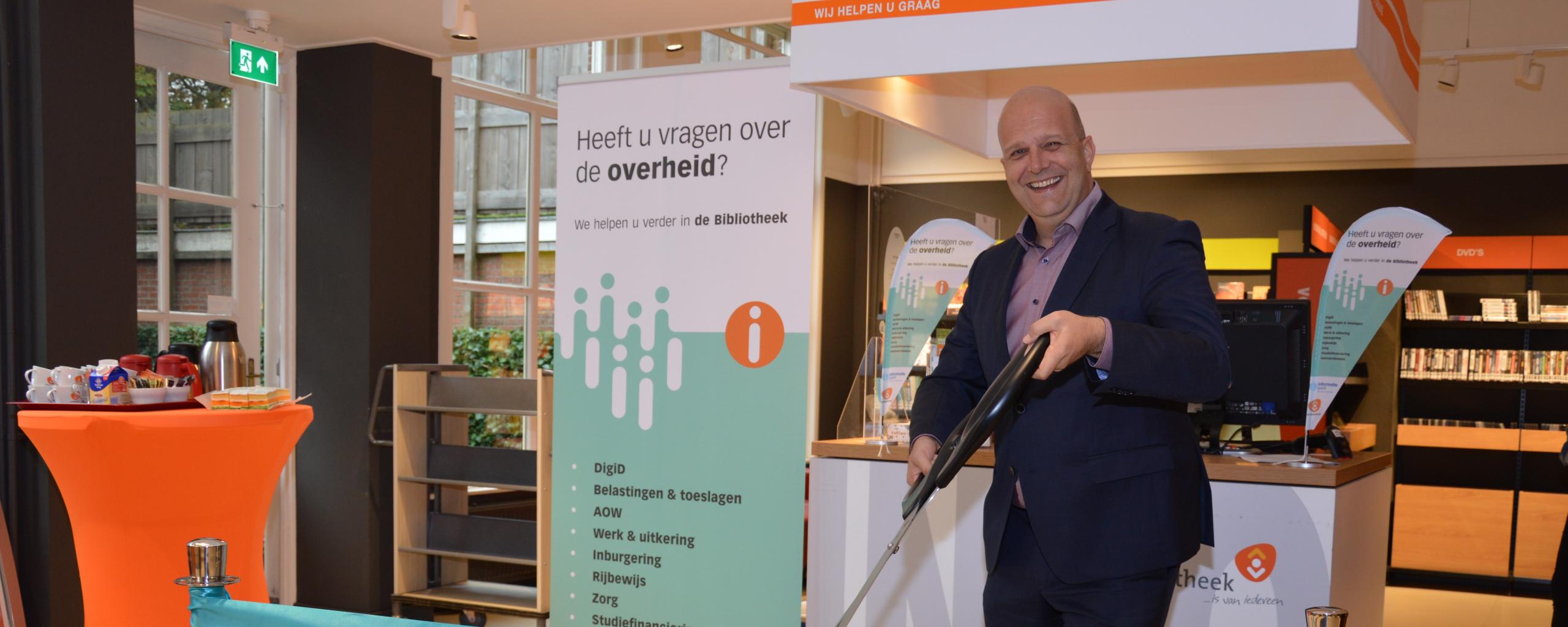 Wethouder Erik de Groot opent het Informatie Punt Digitale Overheid in de bibliotheek van Harlingen.