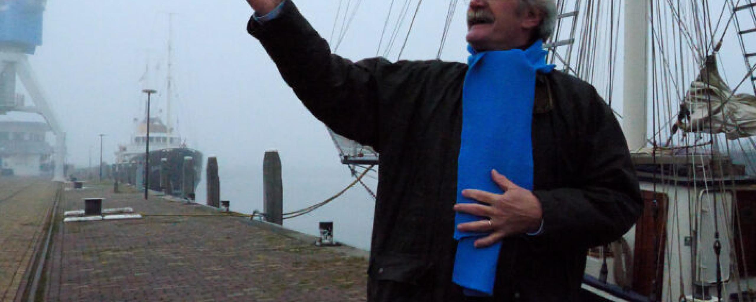 Burgemeester neemt warmhoudpakket in ontvangst