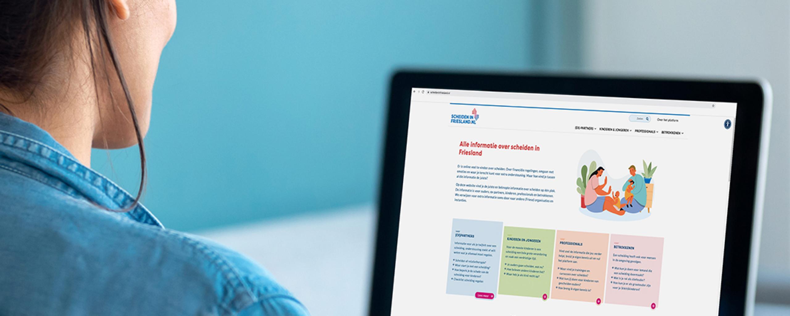 Afbeelding van vrouw die op de website kijkt