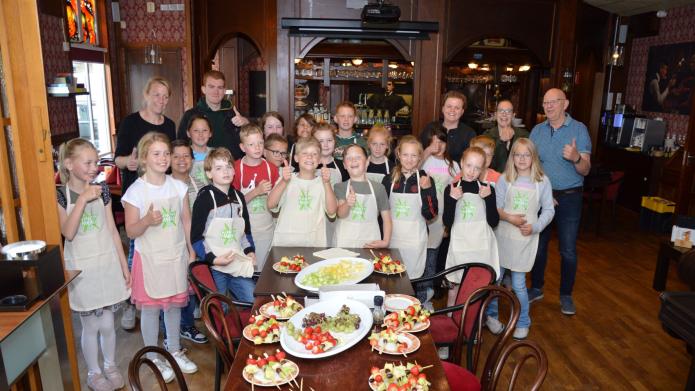 Foto vande kinderen uit groep 6 van IKC Het Noorderlicht die trots hun gezonde menu laten zien