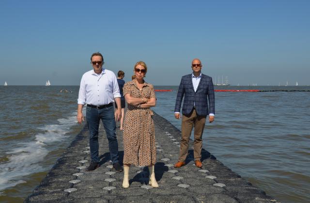 Gedeputeerde Avine Fokkens van provincie Fryslân en wethouders Erik de Groot en Paul Schoute van gemeente Harlingen op de drijvende pier in de Waddenzee. ©Ubbo Posthuma