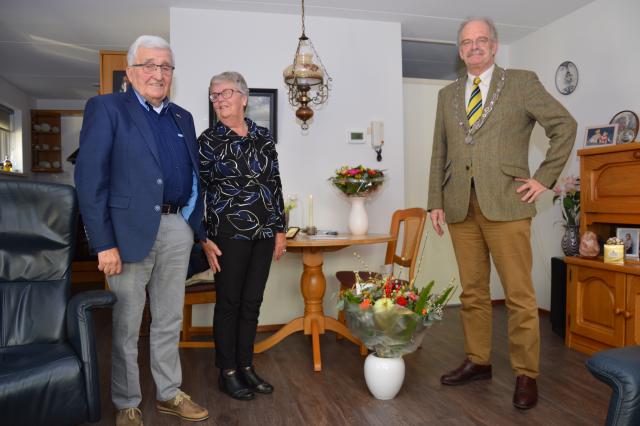 Burgemeester Roel Sluiter feliciteerde het briljanten paar en overhandigde hen een fraai boeket bloemen (Foto: Ubbo Posthuma)