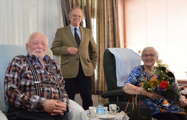 Burgemeester Sluiter met het jubilerende echtpaar Hansma-Westra. (Foto: Ubbo Posthuma)