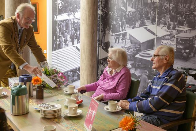 Echtpaar Kooi-Zeilmaker met burgemeester Sluiter