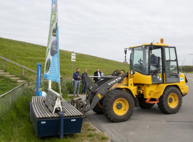 wethouder Kuiken plaats een bootbankje aan de Westerzeedijk