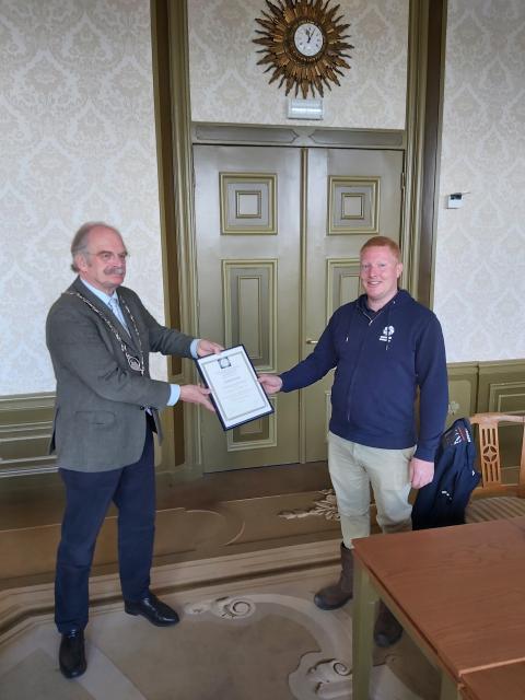 Burgemeester Sluiter overhandigt Tjebbe Tammes de oorkonde. (foto Jan Hoogland)