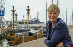 Foto met burgemeester Ina Sjerps voor de replica van het expeditieschip van Willem Barentsz in Harlingen